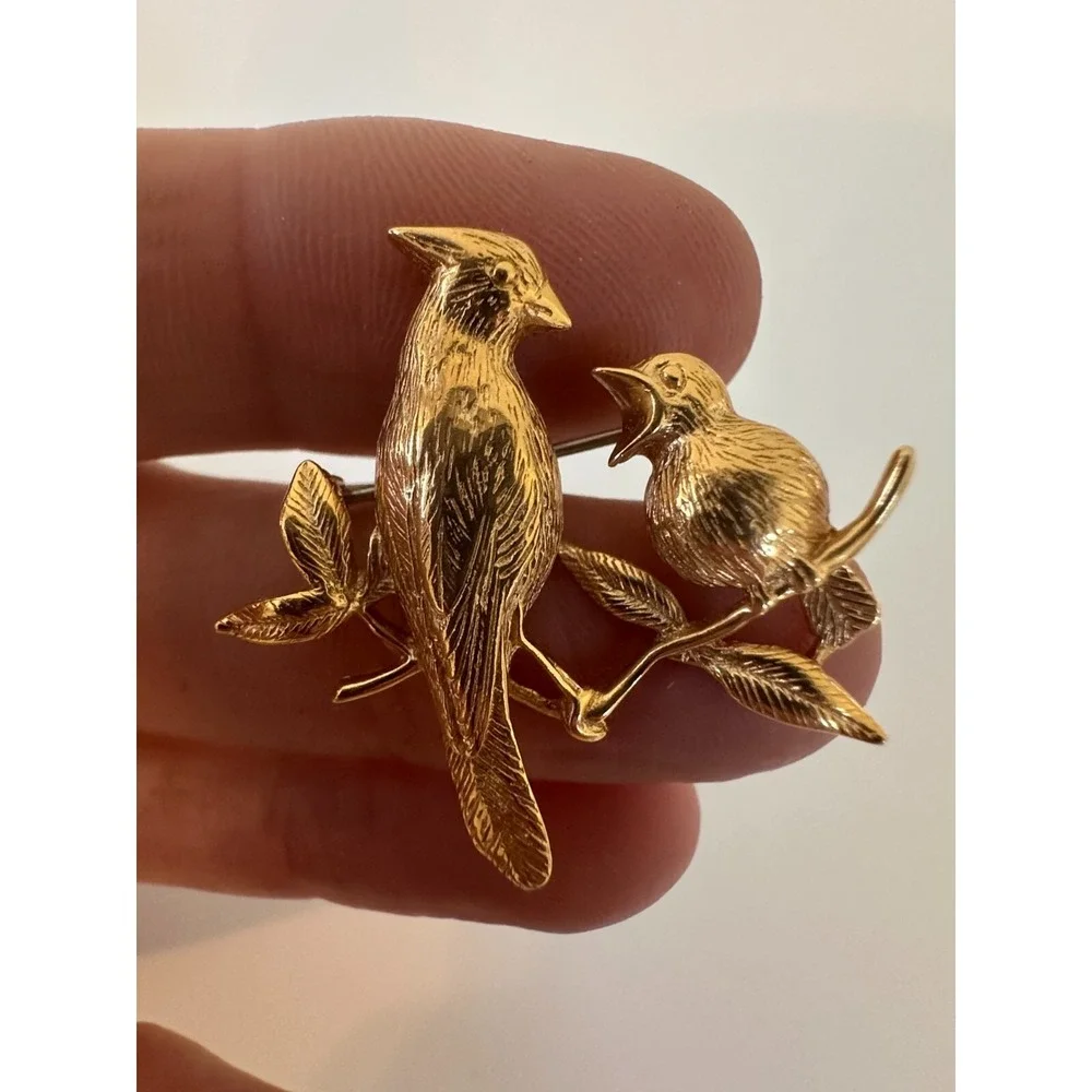 Krementz Brooch Birds Mother‎ Baby Pin Gold tone Beautiful Signed Vintage